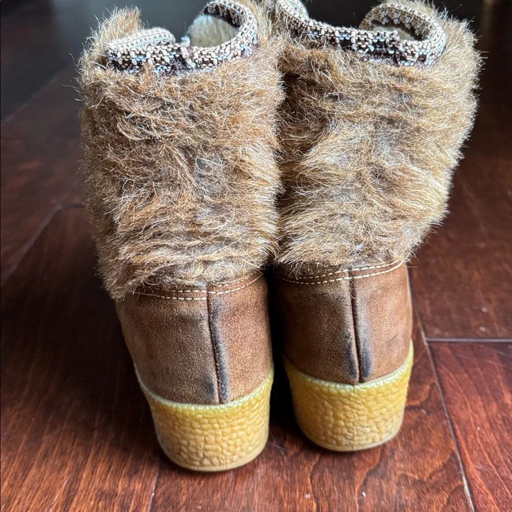 Vintage Women’s Faux Fur Wedge Suede Boots, Size 8, color Brown.